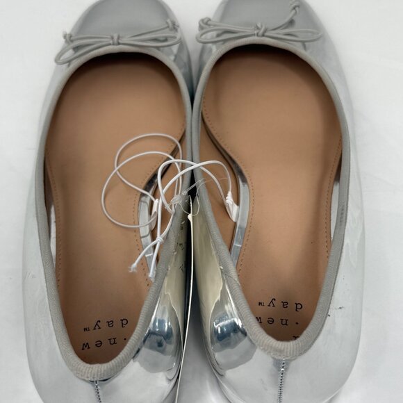 A New Day Womens Silver Ballet Flats Size 8.5 Shiny Finish Round Toe Bow Accent - Picture 7 of 12